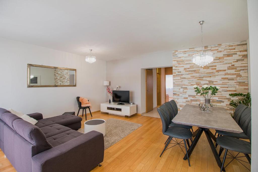 Telewizja i/lub zestaw kina domowego w obiekcie Apartment Montesa Zadar with free parking and balcony