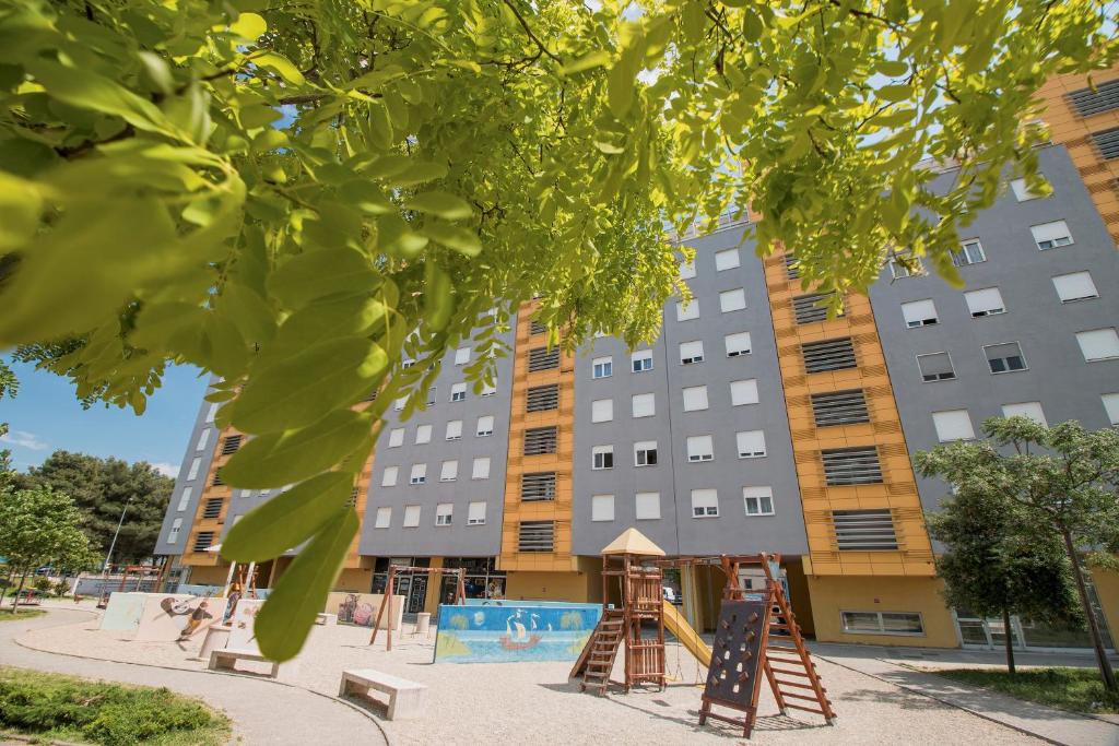 Basen w obiekcie Apartment Montesa Zadar with free parking and balcony lub w pobliżu