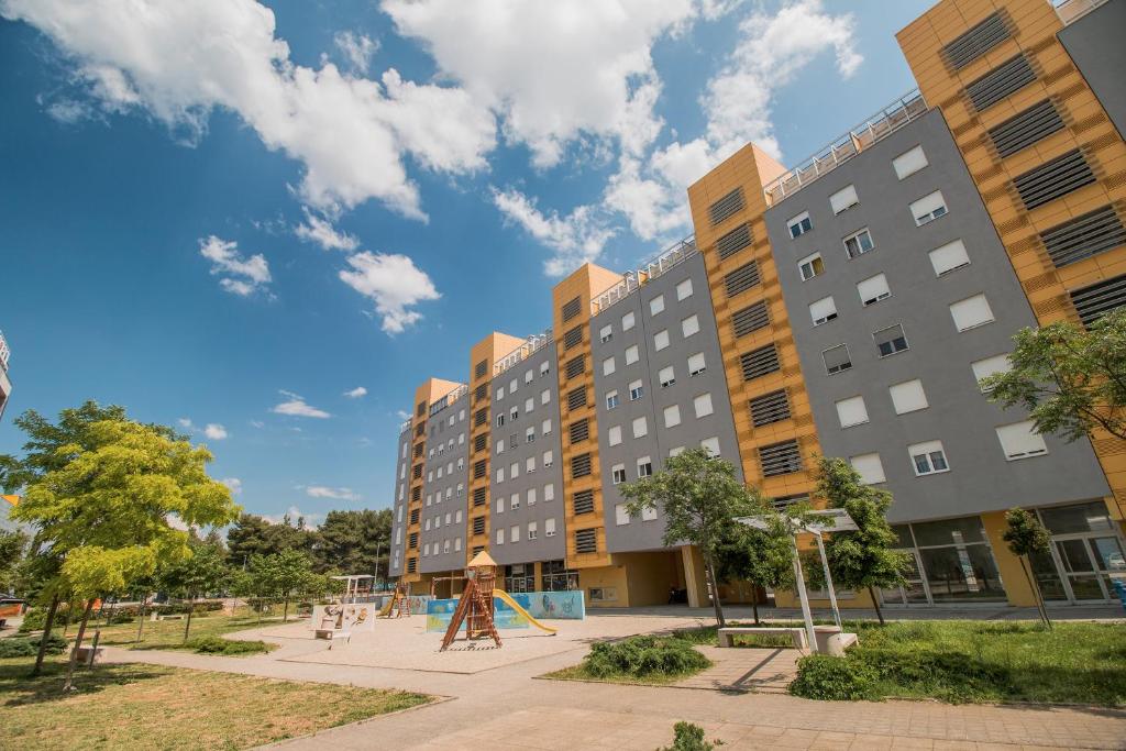 plac zabaw przed dużym budynkiem w obiekcie Apartment Montesa Zadar with free parking and balcony w mieście Zadar