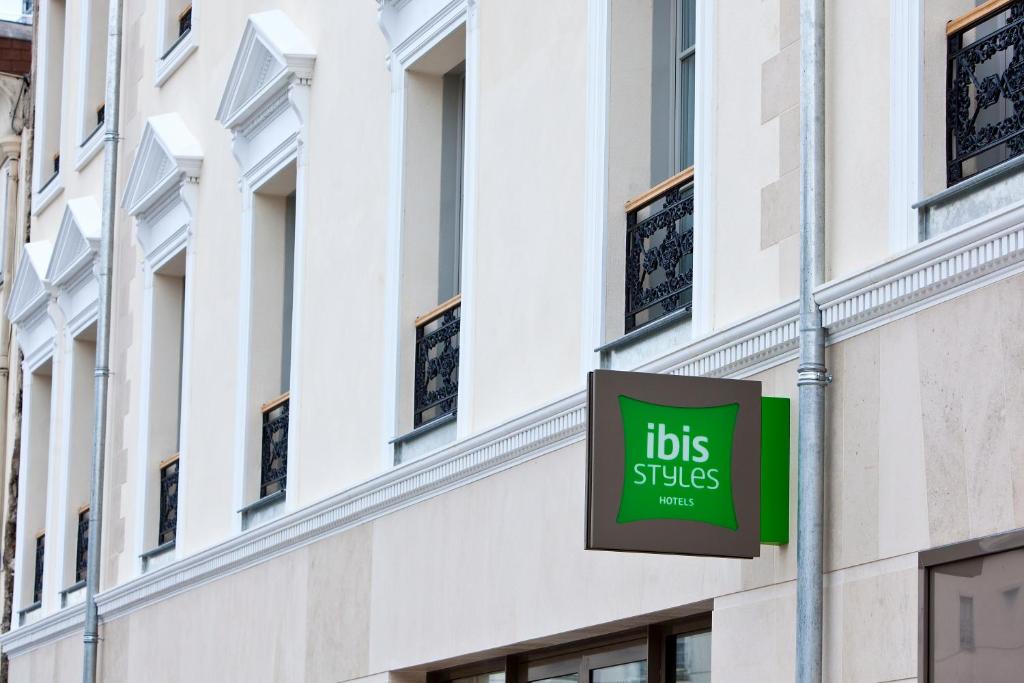 un panneau sur le côté d'un bâtiment dans l'établissement ibis Styles Chalons en Champagne Centre, à Châlons-en-Champagne