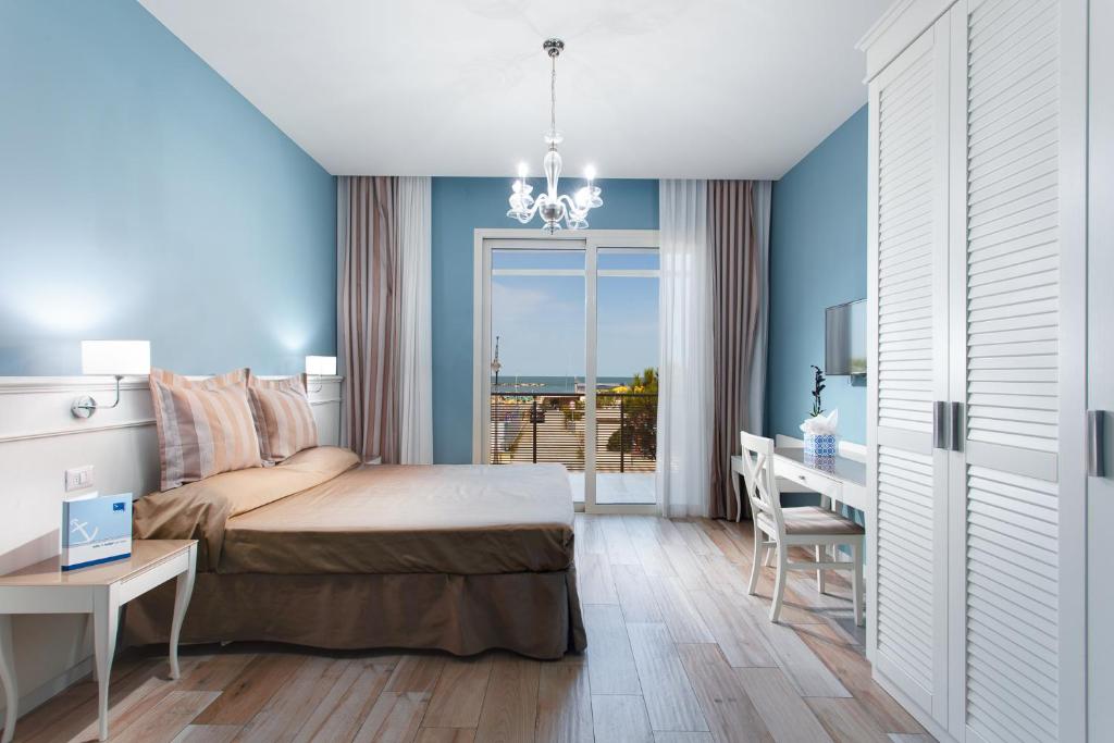 A bed or beds in a room at Hotel Nettuno