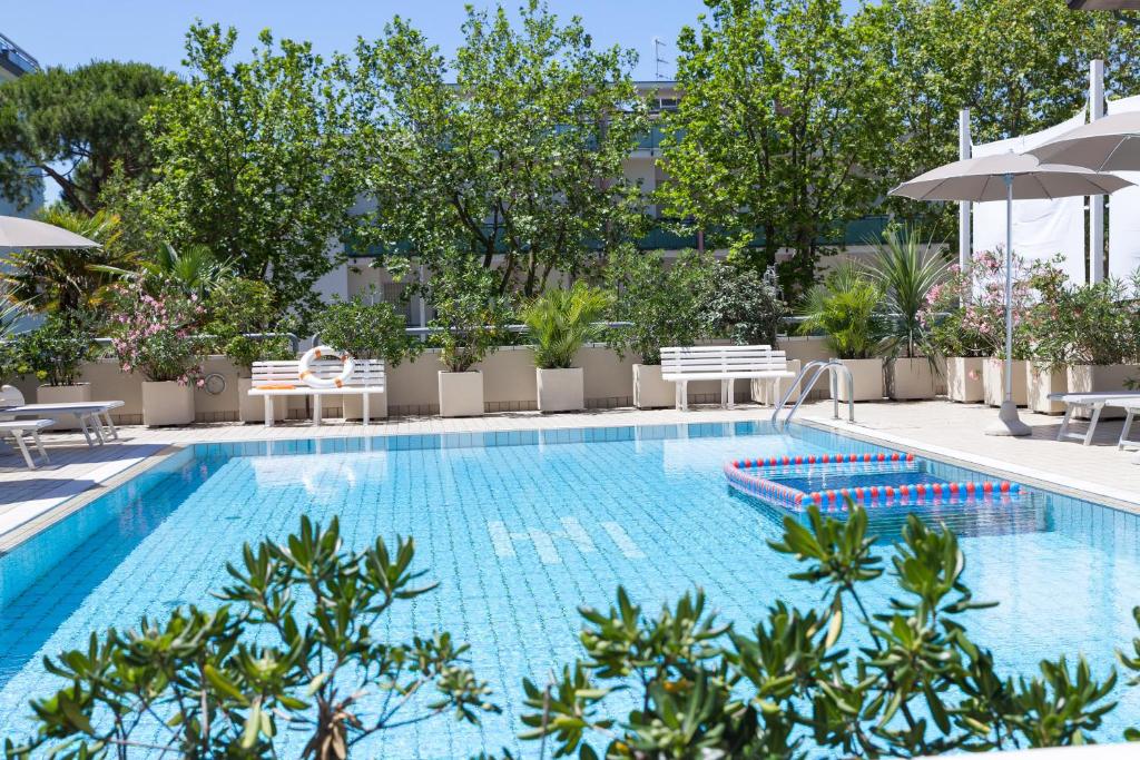 The swimming pool at or close to Hotel Nettuno
