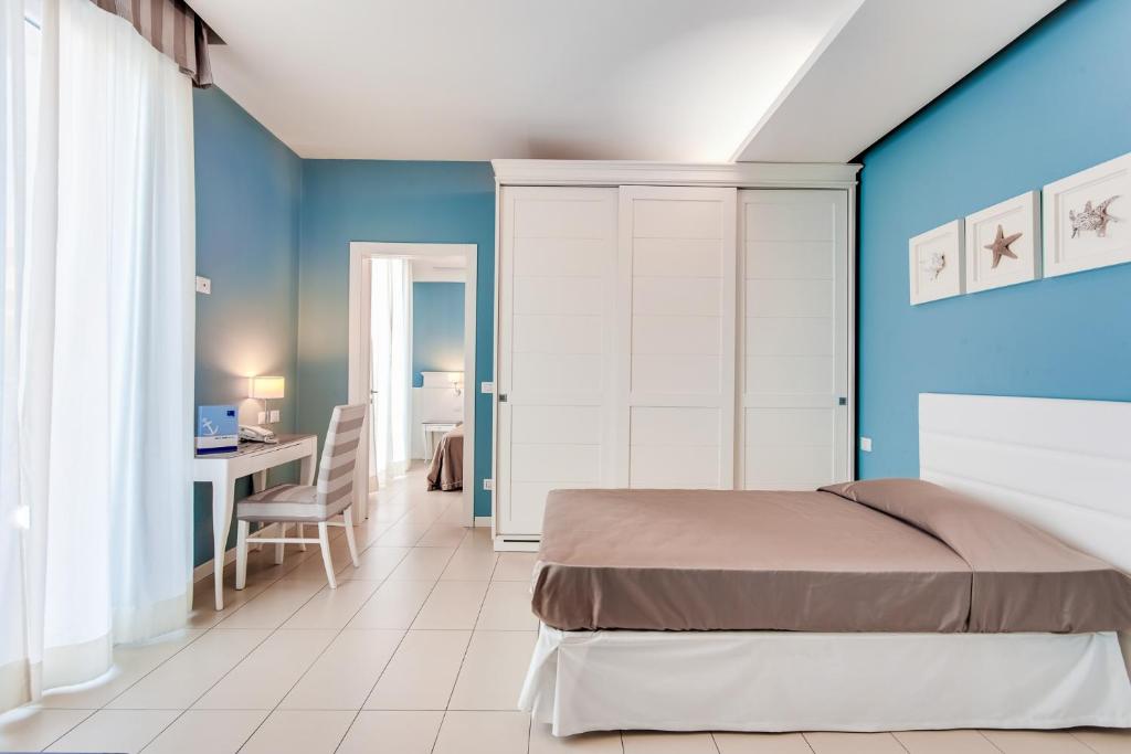 A bed or beds in a room at Hotel Nettuno