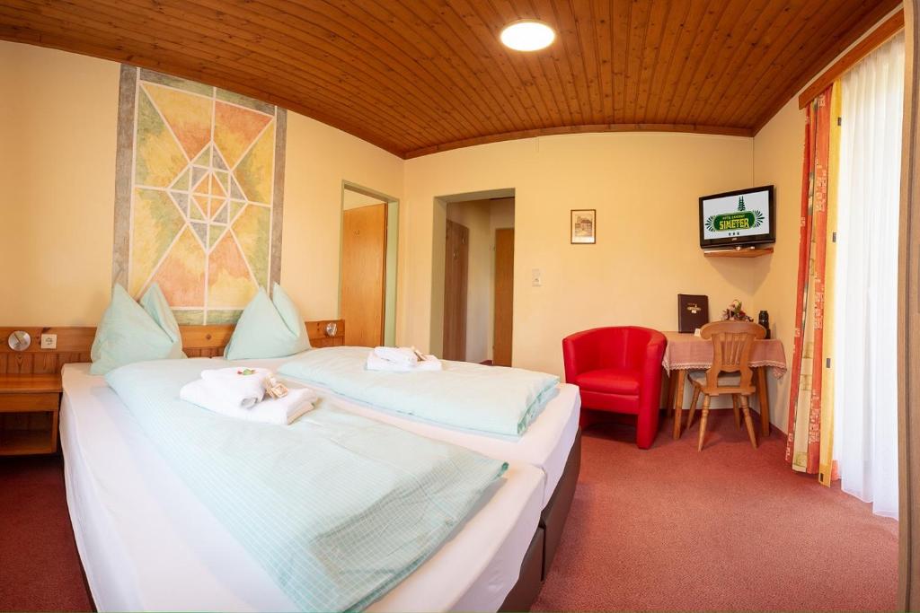 A bed or beds in a room at Hotel Landhof Simeter GMBH