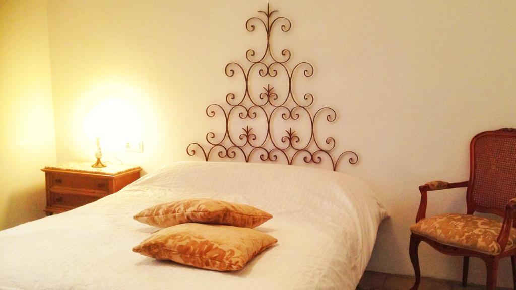 バレンシアにあるBeautiful early 20th century roomのベッドルーム1室(枕2つ付)