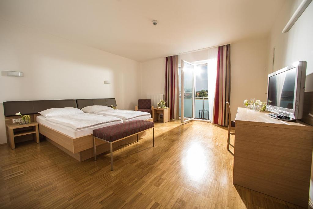 TV a/nebo společenská místnost v ubytování Hotel Garni Toscanina - Adults Only