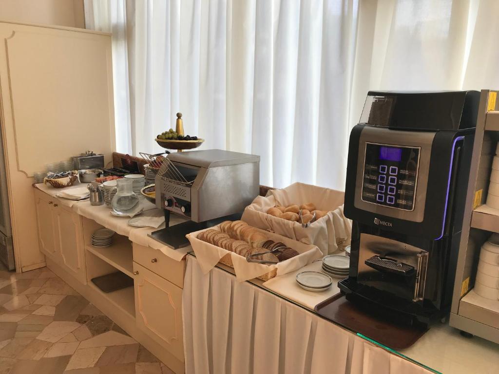 Příslušenství pro přípravu čaje a kávy v ubytování Hotel Excelsior