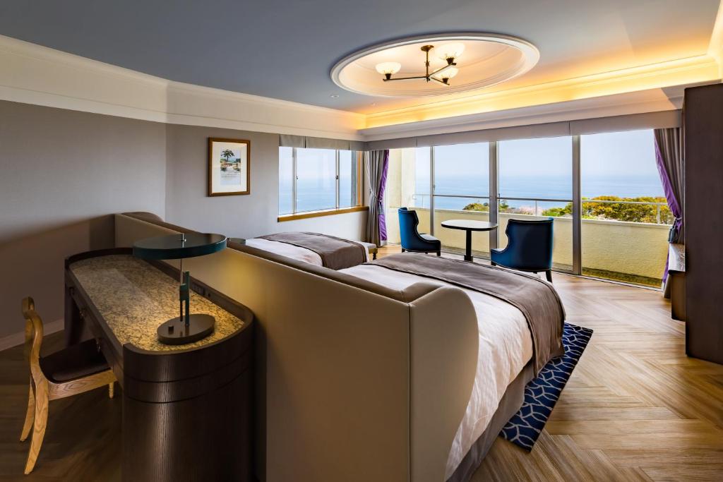 Postel nebo postele na pokoji v ubytování Kawana Hotel
