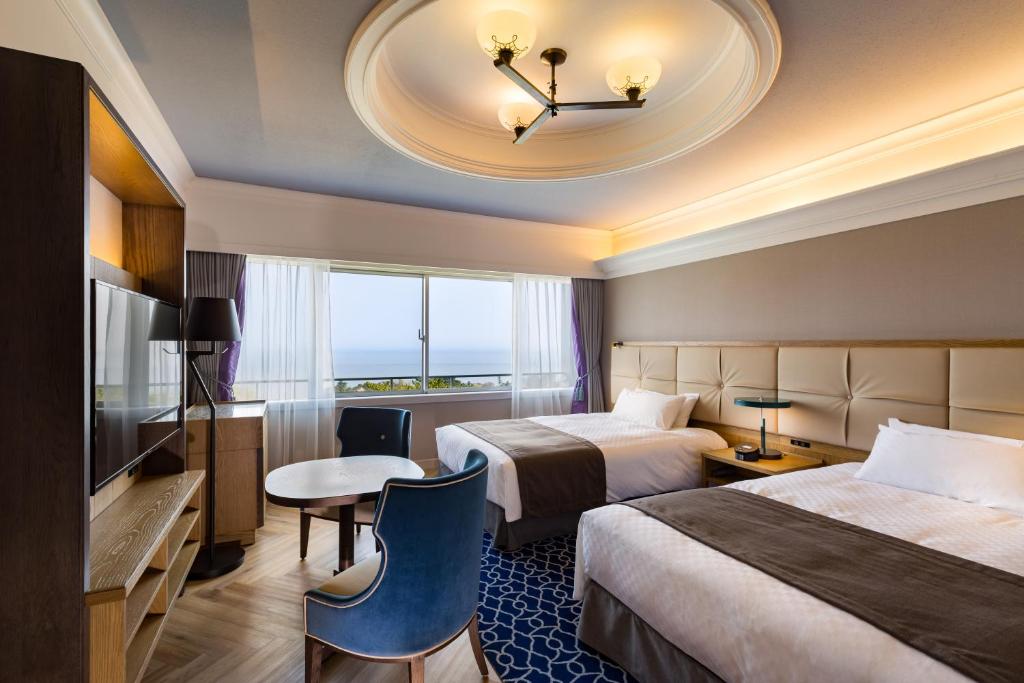 Postel nebo postele na pokoji v ubytování Kawana Hotel
