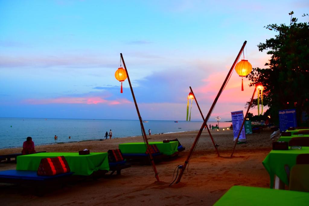 una playa con un grupo de mesas y luces. en Magic Resort, en Lamai