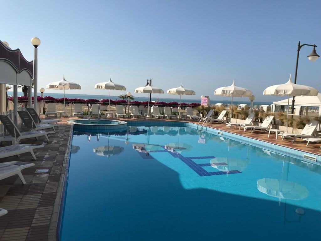 Bazén v ubytování Hotel Excelsior nebo v jeho okolí