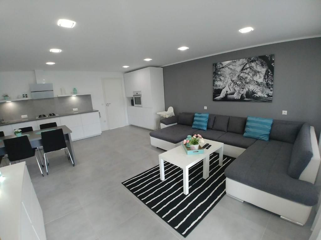 sala de estar con sofá y mesa en Maarja Apartments, en Pärnu