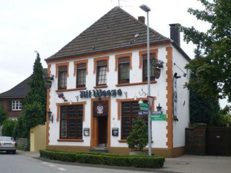 een gebouw op de hoek van een straat bij Alt Weeze in Weeze