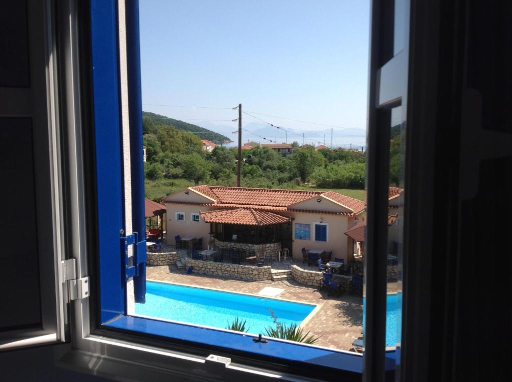 Bazén v ubytování Hotel Nostos nebo v jeho okolí