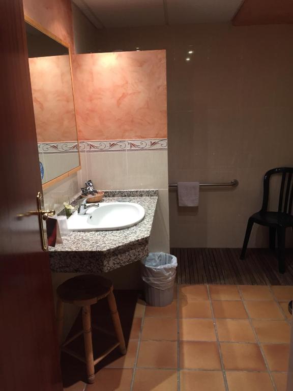 Hotel Castellote - King Room With Roll-In Shower - Disability Access