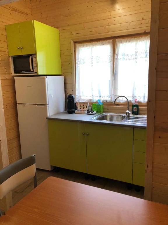 Kuchyň nebo kuchyňský kout v ubytování Càmping Molí de Vilamala