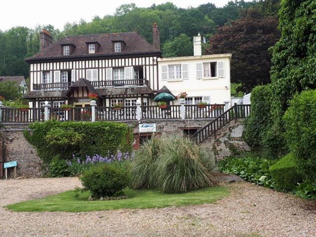 Casa grande con balcón y jardín en Restaurant & Chambres d'Hôtes L'Eau Vive, en Fatouville-Grestain