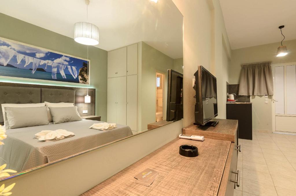 TV a/nebo společenská místnost v ubytování Artemis Apartments