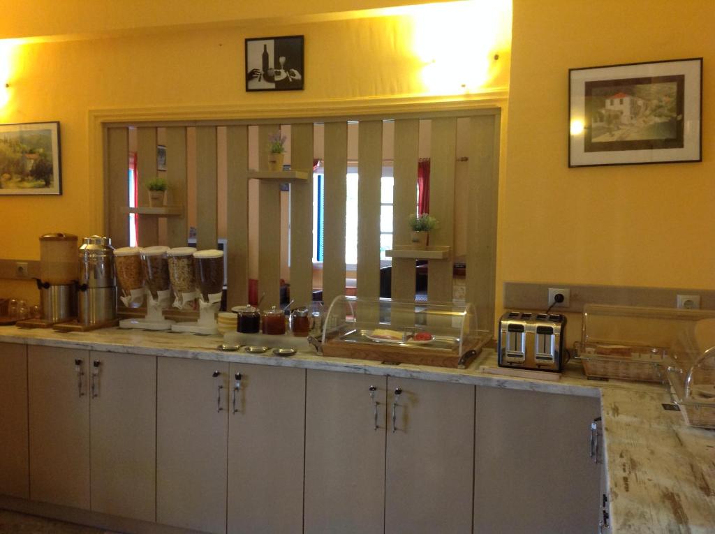Příslušenství pro přípravu čaje a kávy v ubytování Hotel Nostos