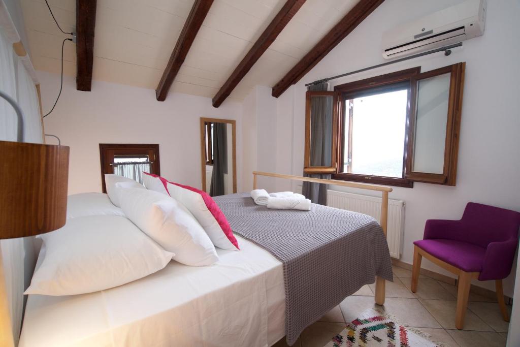 Postel nebo postele na pokoji v ubytování Tettix Summer House