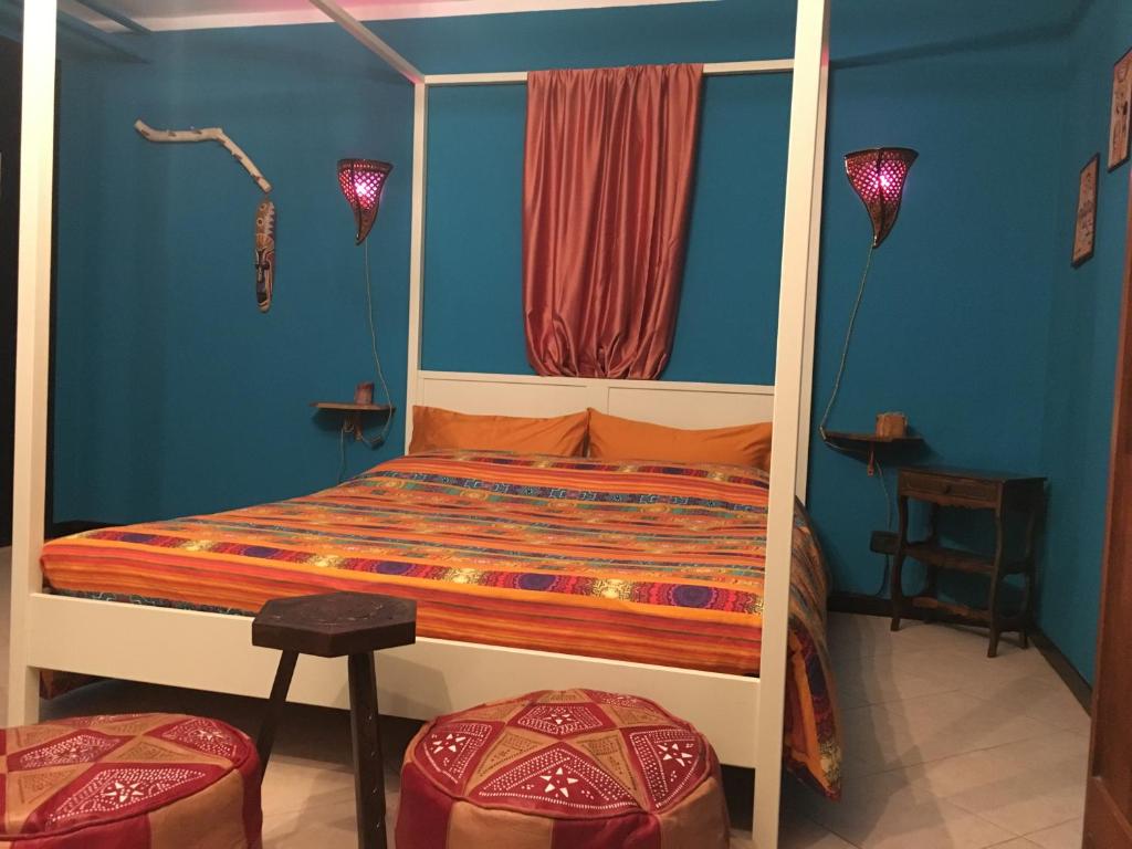 1 dormitorio con litera y paredes azules en Al Divenire B&B Apartments en San Giorgio Di Mantova