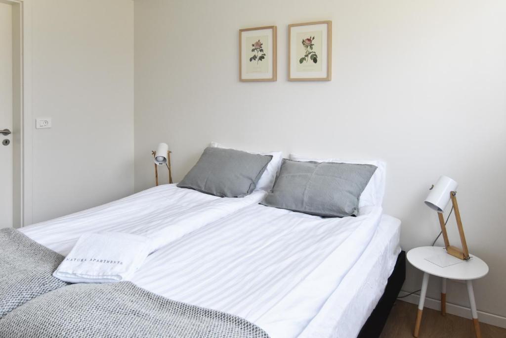 Postel nebo postele na pokoji v ubytování Natura Apartments