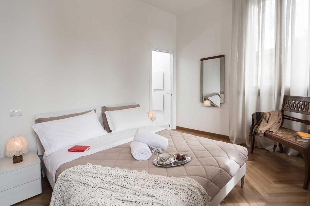una camera da letto con un letto con un piatto di cibo sopra di B&B Villa Romano a Treviso