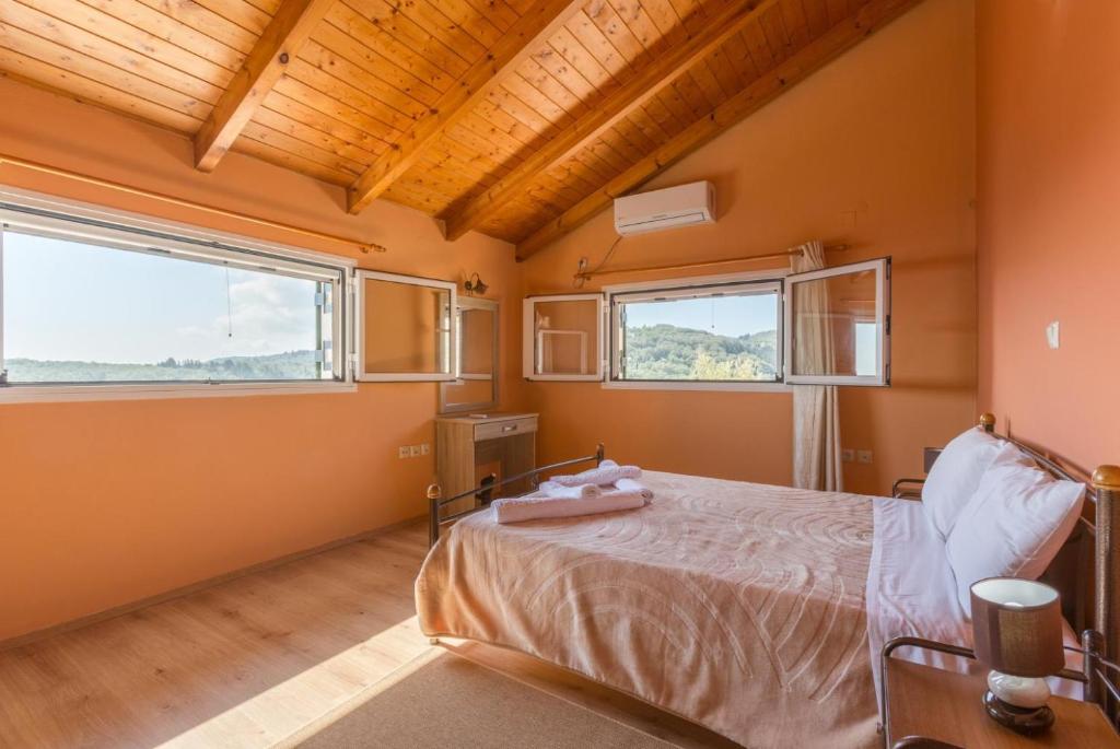 A bed or beds in a room at Villa Francesca
