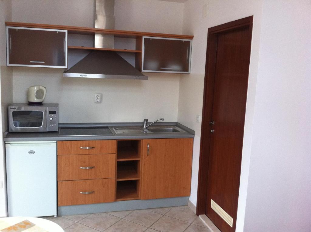 Kuchyňa alebo kuchynka v ubytovaní Apartments Mimoza