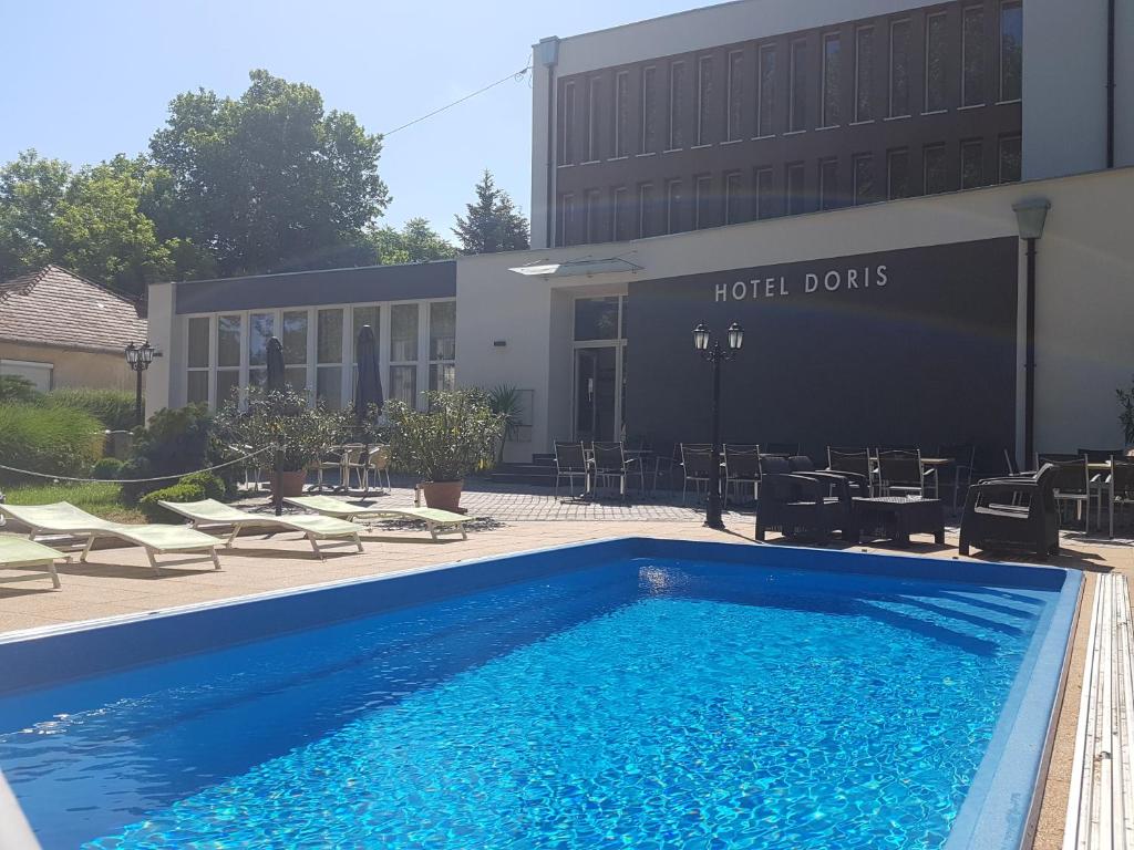 Bazén v ubytování Doris Hotel nebo v jeho okolí