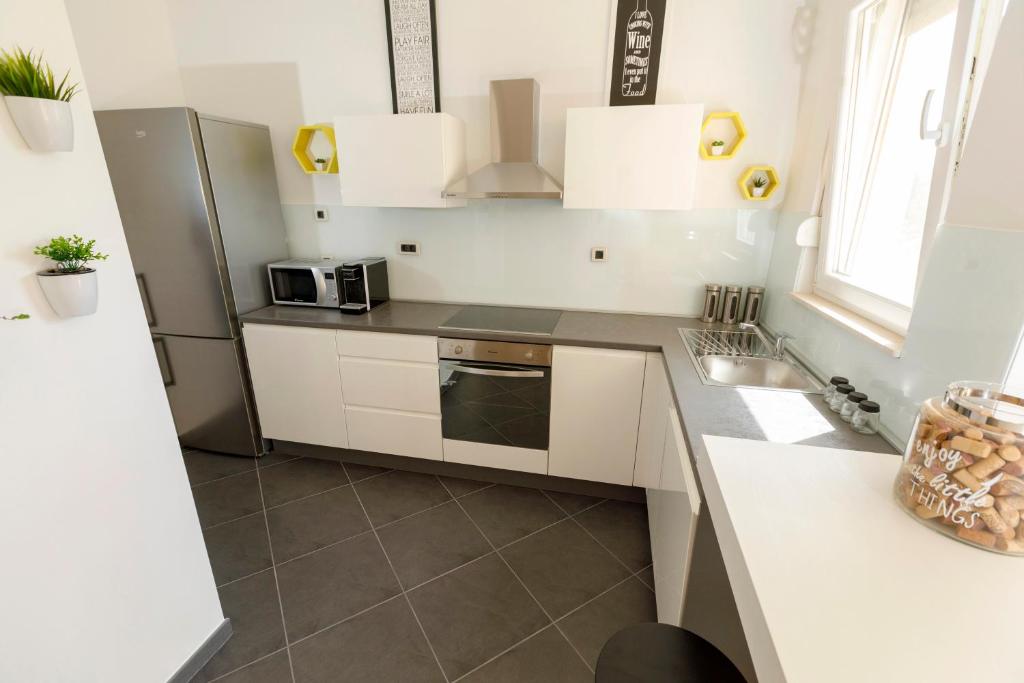 Kuchyňa alebo kuchynka v ubytovaní Luxury Villa Castrum