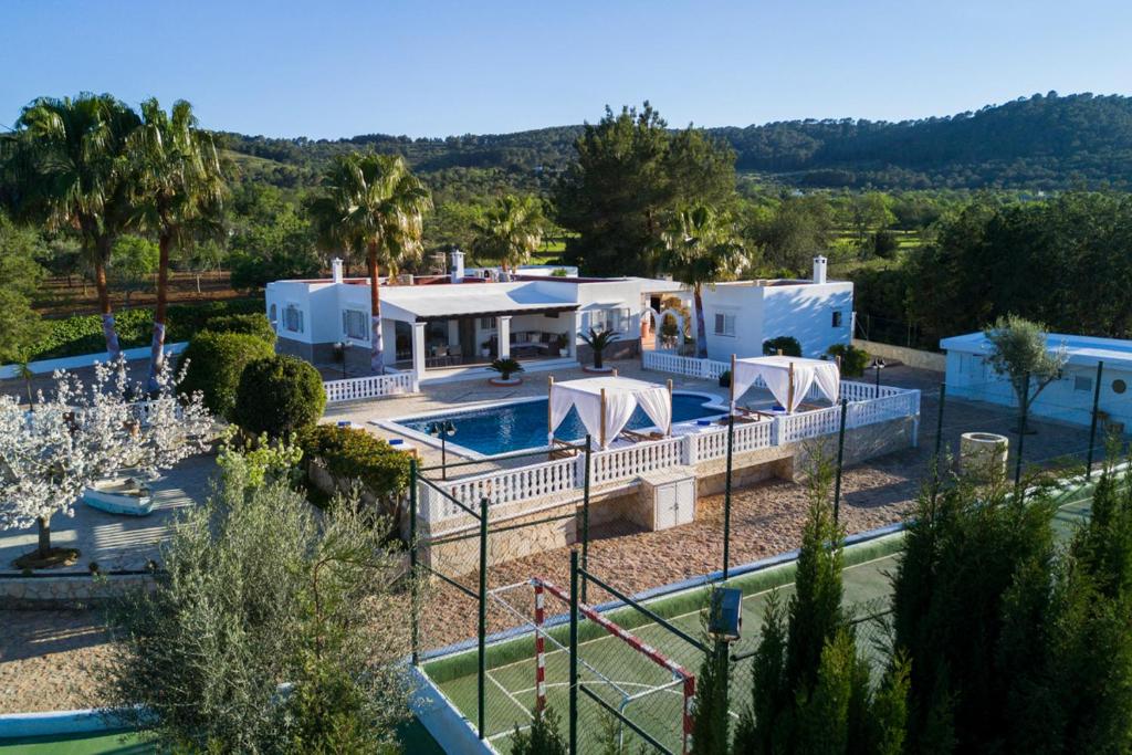 z góry widok na dom z basenem w obiekcie Villa Can Raes w mieście Sant Rafael