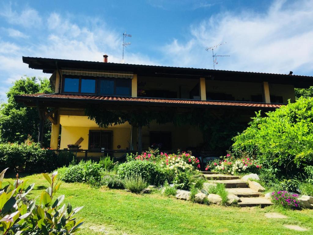 una casa con un jardín delante de ella en Appartamento Bella Vista -Malpensa Airport-Leonardo Accademy en Varallo Pombia