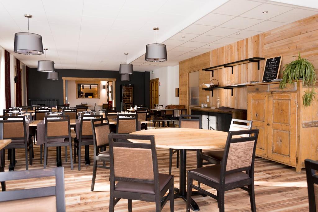 a dining room with a table and chairs at Hotel Le Faranchin in Villar-dʼArène