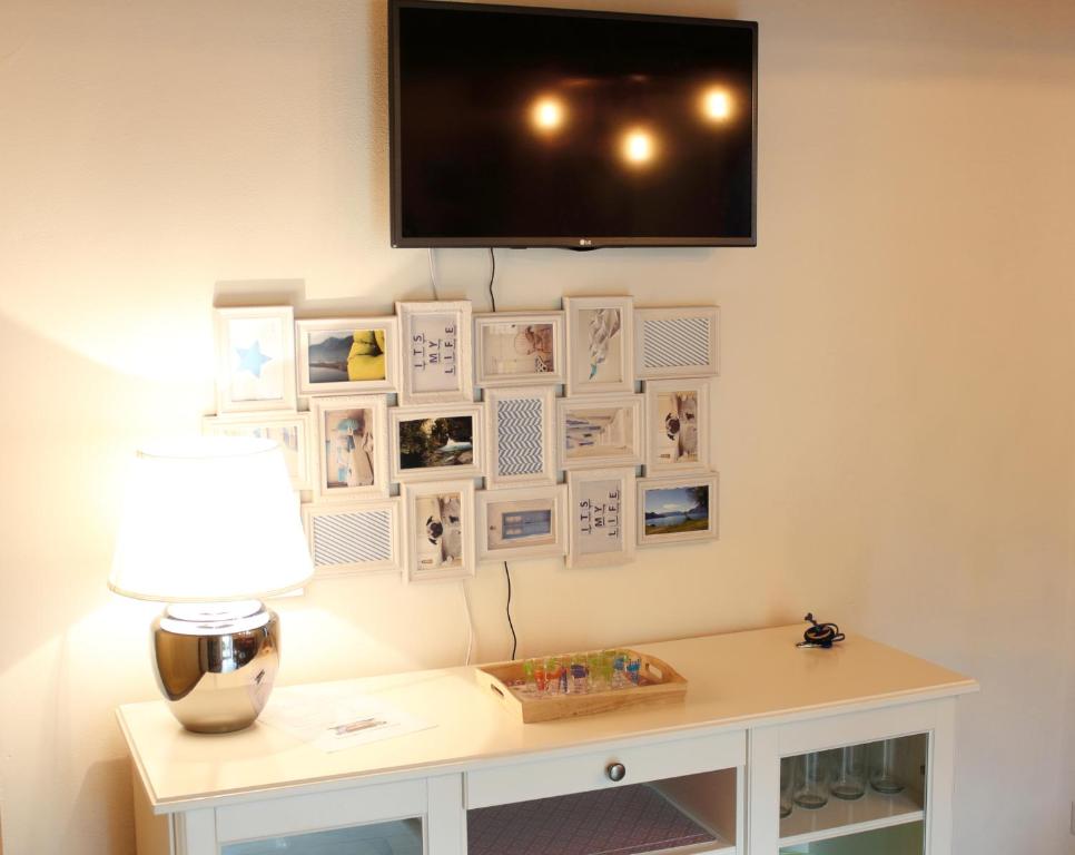 TV a/nebo společenská místnost v ubytování LA MAGNOLIA Guests House