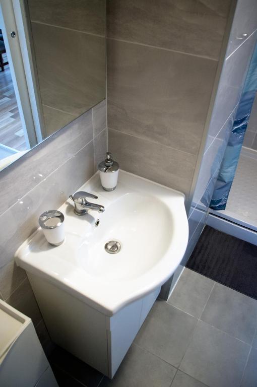 Koupelna v ubytování Meridian Apartment , 300m to Bus Terminal, Fast Wifi & Airport Transf