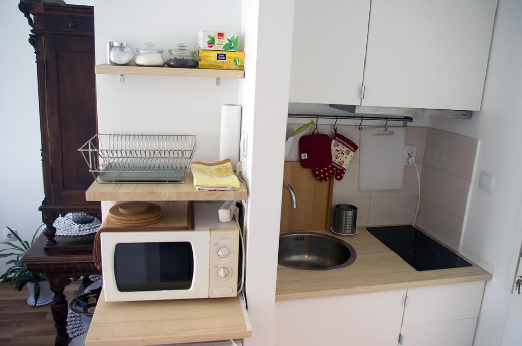 Kuchyň nebo kuchyňský kout v ubytování Meridian Apartment , 300m to Bus Terminal, Fast Wifi & Airport Transf