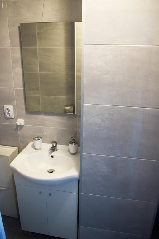 Koupelna v ubytování Meridian Apartment , 300m to Bus Terminal, Fast Wifi & Airport Transf