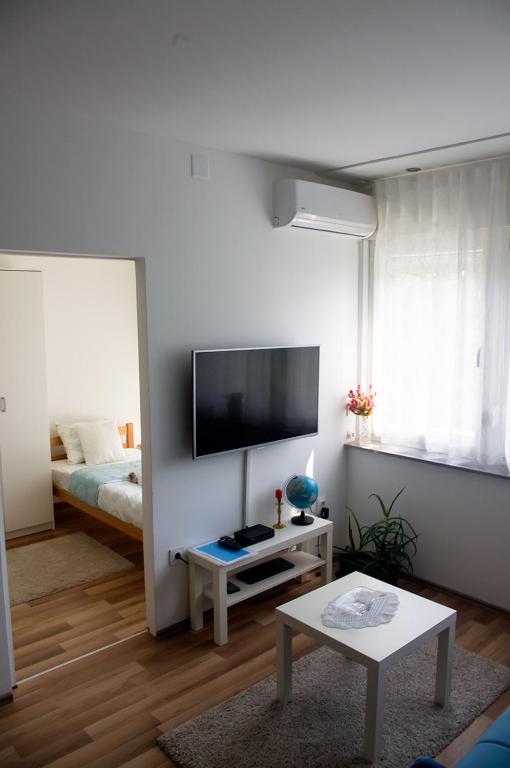 TV a/nebo společenská místnost v ubytování Meridian Apartment , 300m to Bus Terminal, Fast Wifi & Airport Transf