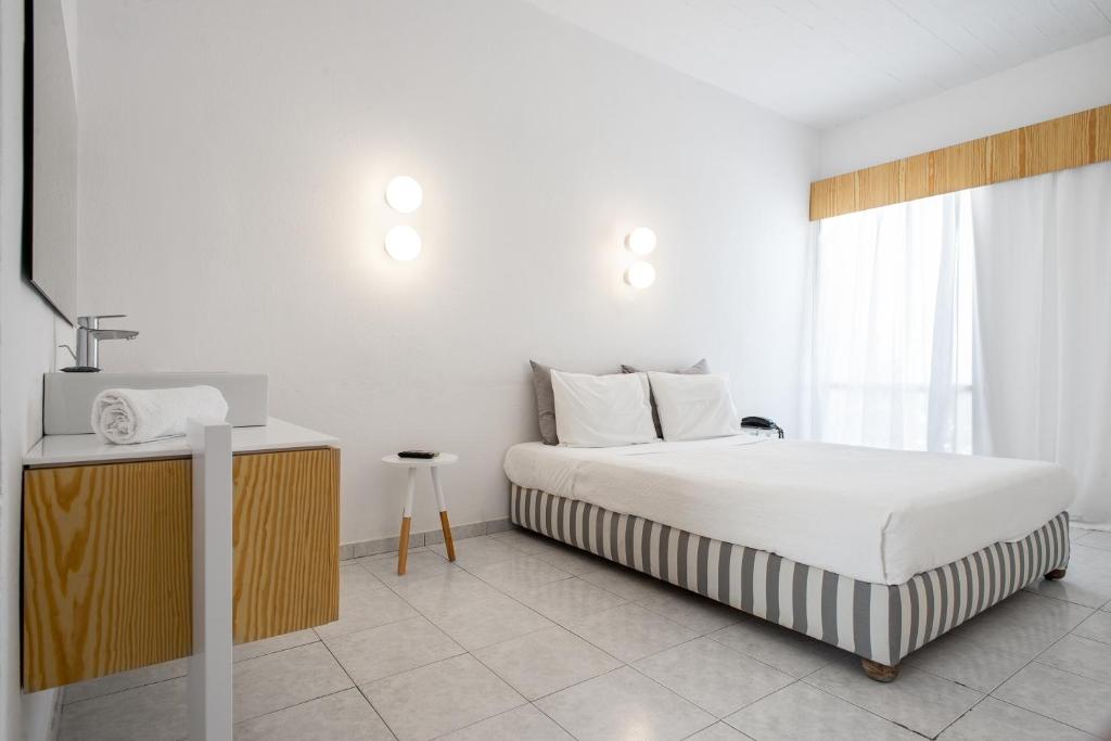 Postel nebo postele na pokoji v ubytování Alkistis Beach Hotel - Adults Only