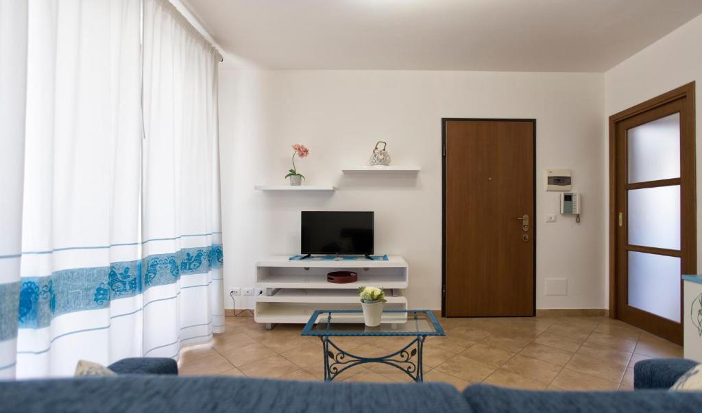 Telewizja i/lub zestaw kina domowego w obiekcie La Casa di Noemi
