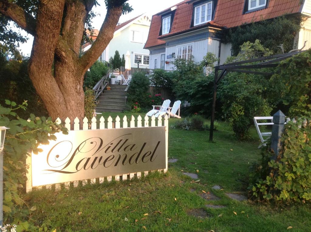 ein Schild in einem Hof vor einem Haus in der Unterkunft Villa Lavendel in Borgholm