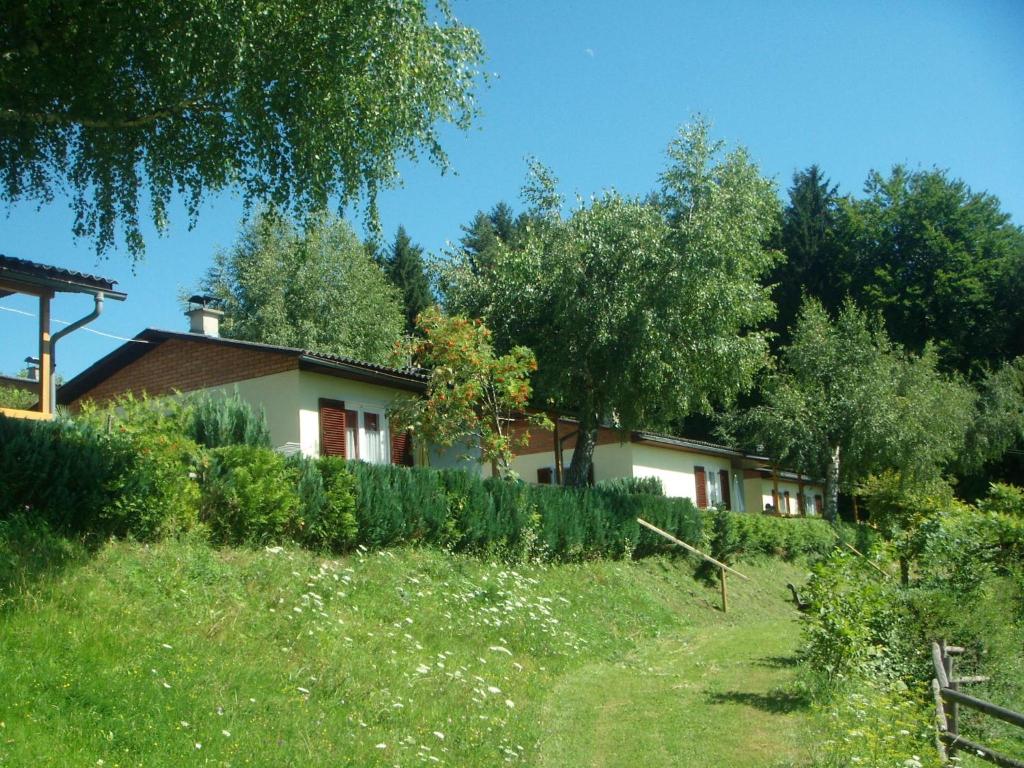 ein Haus mitten auf einem Feld in der Unterkunft Ferienhäuser Zak in Sankt Kanzian am Klopeiner See