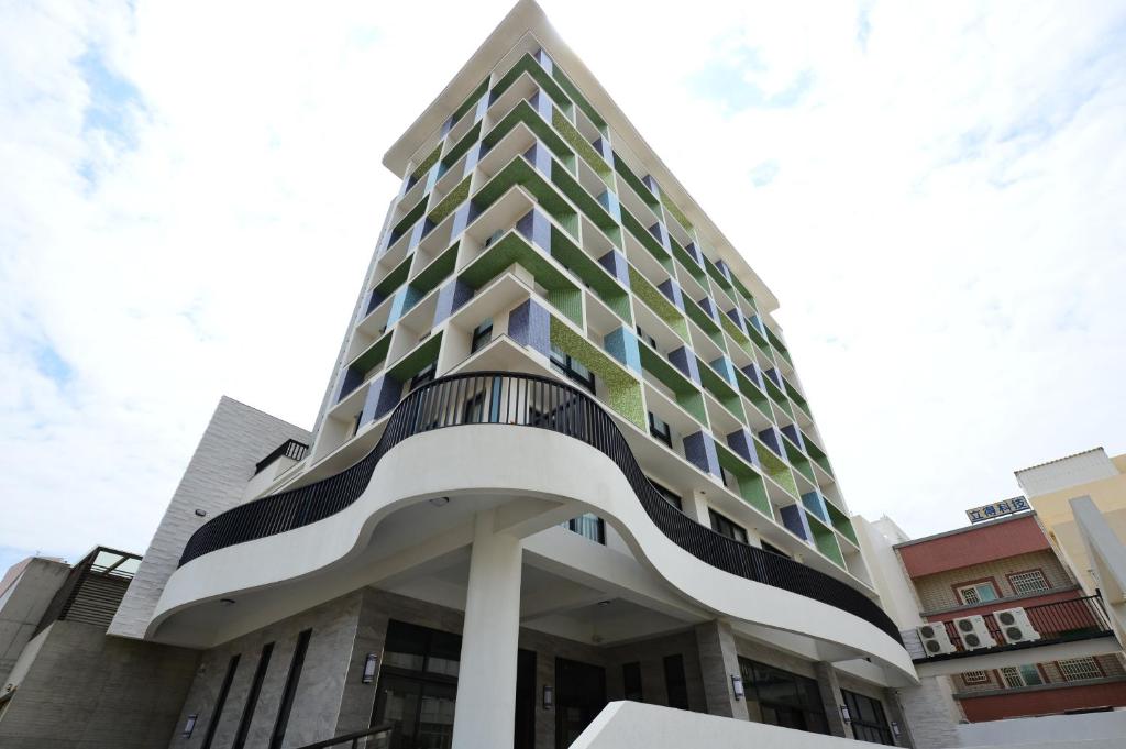 un edificio con una scala sul lato di Sky Square Business Travel a Magong