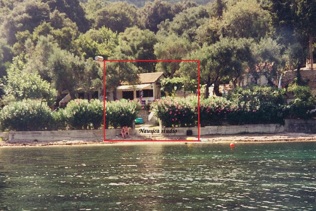uma casa na costa de um corpo de água em Studio Nausica... a sense of paradise! em Agia Pelagia Chlomou