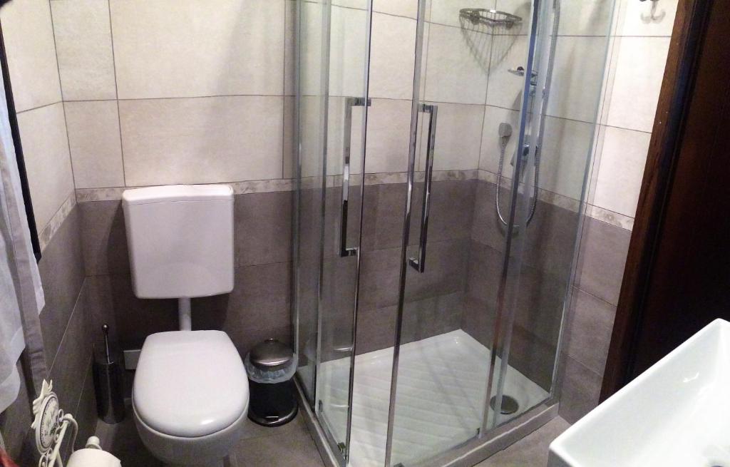 A bathroom at Cugi Bed and Breakfast
