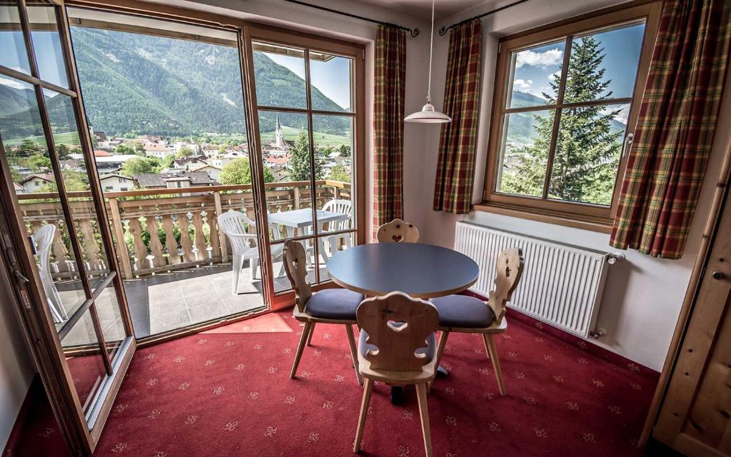 Nespecifikovaný výhled na hory nebo výhled na hory při pohledu z hotelu