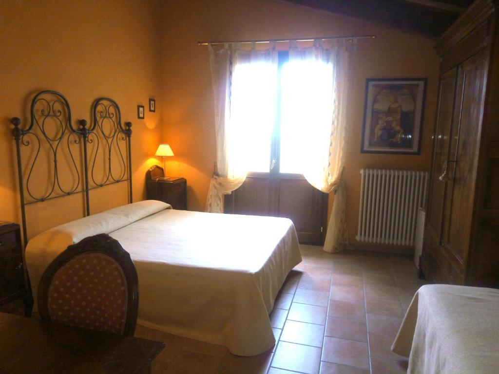Tempat tidur dalam kamar di Cortebella B&B Rimini