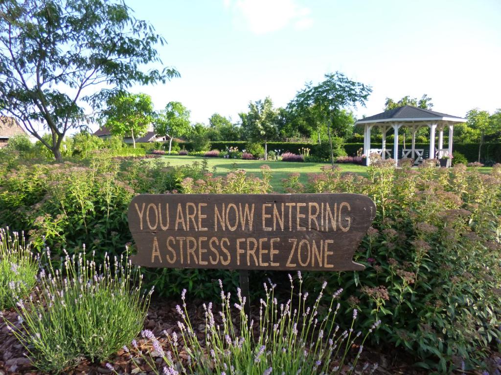 a sign that says you are now entering a stress free zone at Tisza Lodge B&B - Panzió in Tiszaderzs