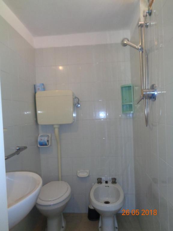 Ett badrum på Hotel Lariana